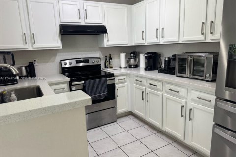 House in Davie, Florida 4 bedrooms, 179.67 sq.m. № 2241105 - photo 2
