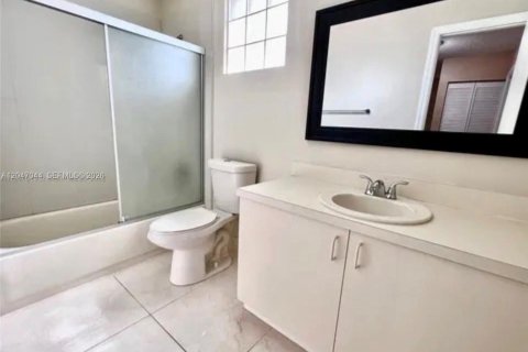 House in Davie, Florida 4 bedrooms, 179.67 sq.m. № 2241105 - photo 7