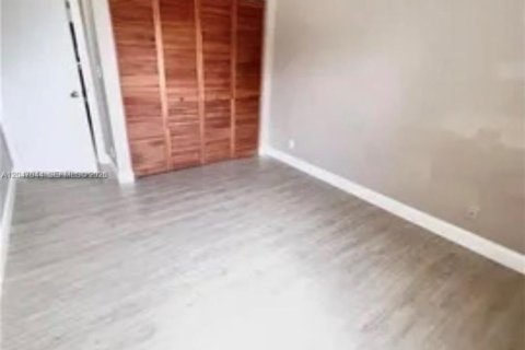 House in Davie, Florida 4 bedrooms, 179.67 sq.m. № 2241105 - photo 6