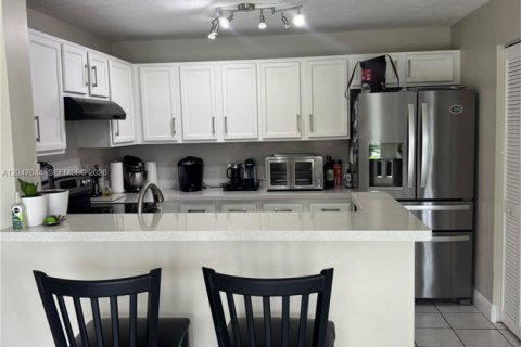 House in Davie, Florida 4 bedrooms, 179.67 sq.m. № 2241105 - photo 3