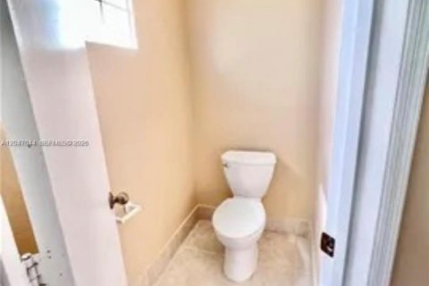 House in Davie, Florida 4 bedrooms, 179.67 sq.m. № 2241105 - photo 17