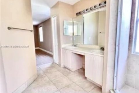 House in Davie, Florida 4 bedrooms, 179.67 sq.m. № 2241105 - photo 22