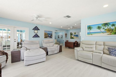 House in Clearwater, Florida 3 bedrooms, 147.9 sq.m. № 2203400 - photo 19