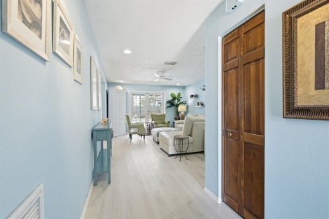 House in Clearwater, Florida 3 bedrooms, 147.9 sq.m. № 2203400 - photo 7