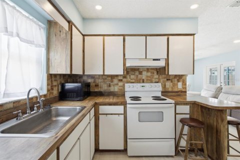 House in Clearwater, Florida 3 bedrooms, 147.9 sq.m. № 2203400 - photo 15