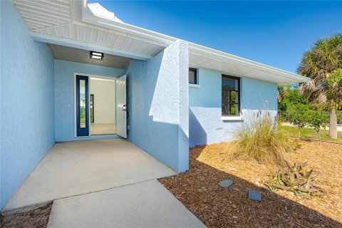 House in Rotonda, Florida 2 bedrooms, 99.31 sq.m. № 1590477 - photo 2