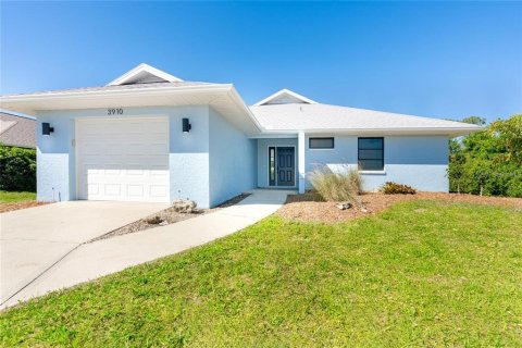 House in Rotonda, Florida 2 bedrooms, 99.31 sq.m. № 1590477 - photo 1