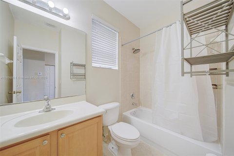 Townhouse in Homestead, Florida 3 bedrooms, 153.85 sq.m. № 1952617 - photo 13