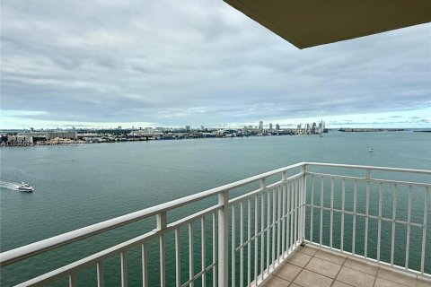 Condo in Miami, Florida, 2 bedrooms  № 1994604 - photo 1