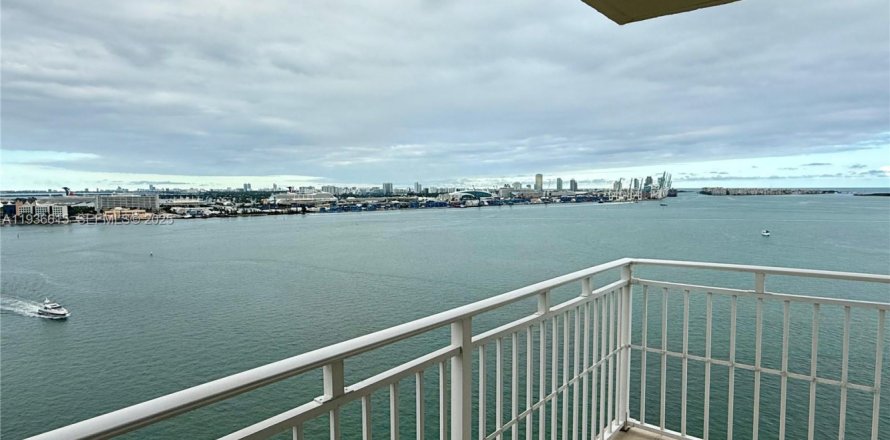 Condo in Miami, Florida, 2 bedrooms  № 1994604