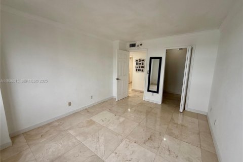 Condo in Miami, Florida, 2 bedrooms  № 1994604 - photo 11