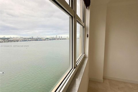 Condo in Miami, Florida, 2 bedrooms  № 1994604 - photo 12
