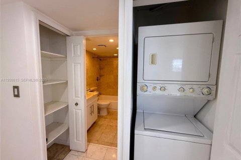 Condo in Miami, Florida, 2 bedrooms  № 1994604 - photo 15
