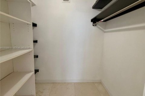Condo in Miami, Florida, 2 bedrooms  № 1994604 - photo 13