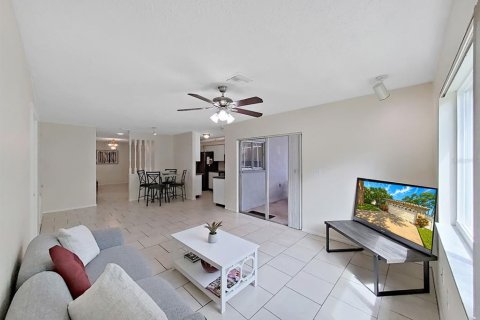 House in Largo, Florida 3 bedrooms, 128.58 sq.m. № 2231048 - photo 13