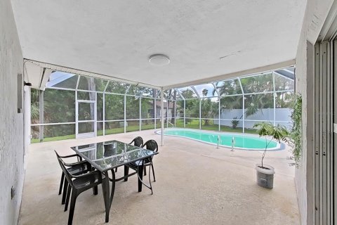 House in Largo, Florida 3 bedrooms, 128.58 sq.m. № 2231048 - photo 29