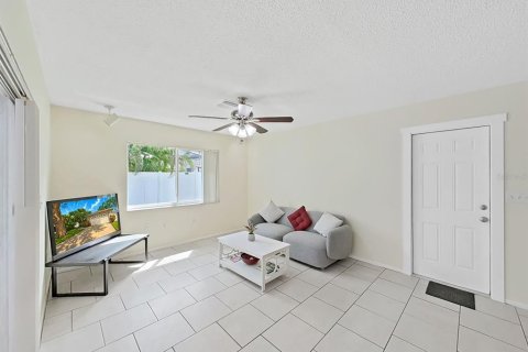 House in Largo, Florida 3 bedrooms, 128.58 sq.m. № 2231048 - photo 10