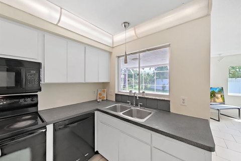 House in Largo, Florida 3 bedrooms, 128.58 sq.m. № 2231048 - photo 15