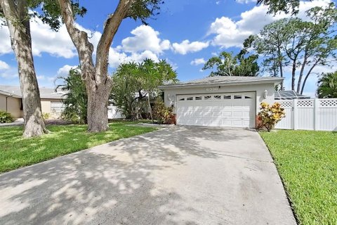 House in Largo, Florida 3 bedrooms, 128.58 sq.m. № 2231048