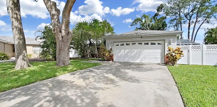 House in Largo, Florida 3 bedrooms, 128.58 sq.m. № 2231048