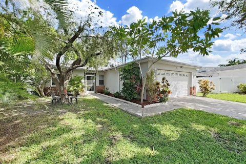 House in Largo, Florida 3 bedrooms, 128.58 sq.m. № 2231048 - photo 2
