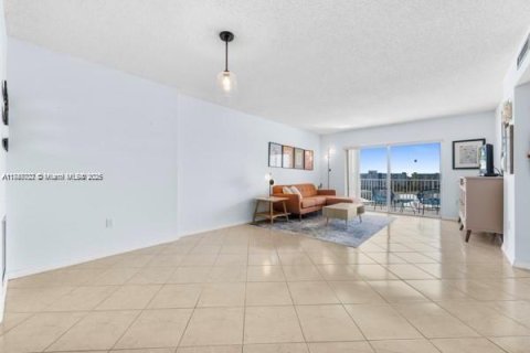 Condo in Hollywood, Florida, 2 bedrooms  № 1936041 - photo 8