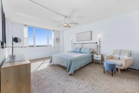 Condo in Hollywood, Florida, 2 bedrooms  № 1936041 - photo 12