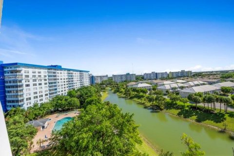 Condo in Hollywood, Florida, 2 bedrooms  № 1936041 - photo 22