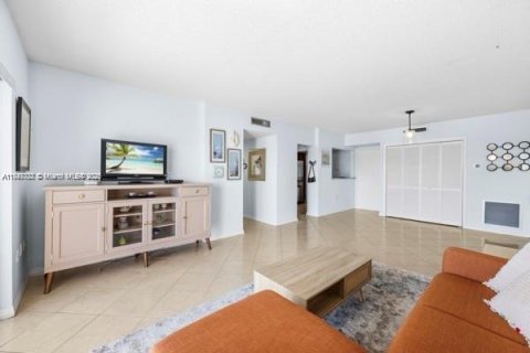 Condo in Hollywood, Florida, 2 bedrooms  № 1936041 - photo 6