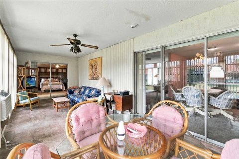 House in Orlando, Florida 2 bedrooms, 138.8 sq.m. № 2398668 - photo 27