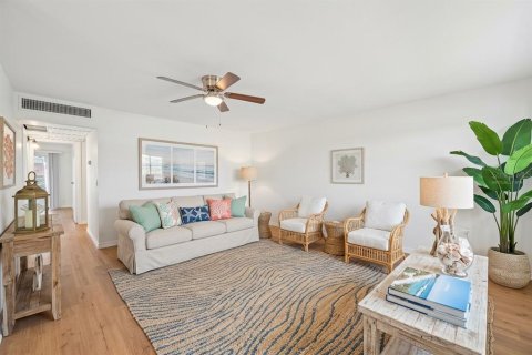 Condo in Sun City Center, Florida, 2 bedrooms № 2385777 - photo 3