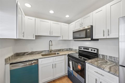 Condo in Sun City Center, Florida, 2 bedrooms № 2385777 - photo 12