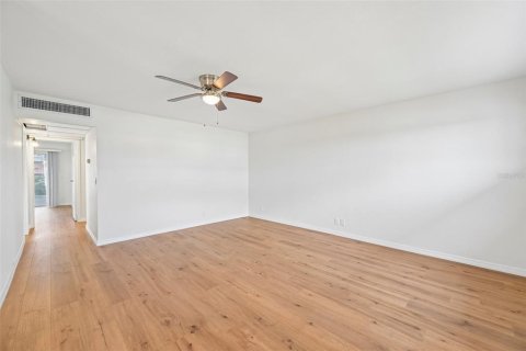 Condo in Sun City Center, Florida, 2 bedrooms № 2385777 - photo 2