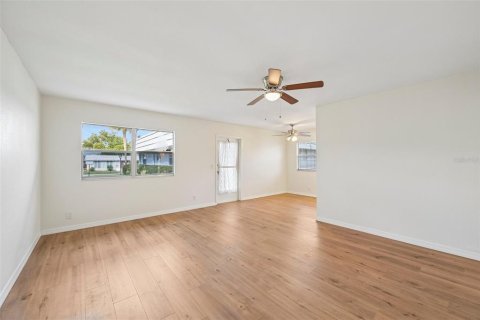 Condo in Sun City Center, Florida, 2 bedrooms № 2385777 - photo 6