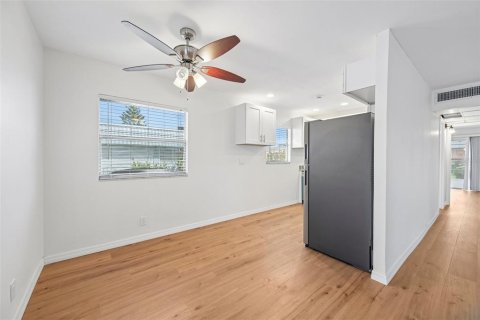 Condo in Sun City Center, Florida, 2 bedrooms № 2385777 - photo 10