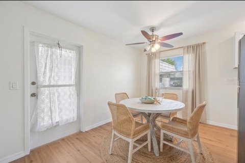 Condo in Sun City Center, Florida, 2 bedrooms № 2385777 - photo 9