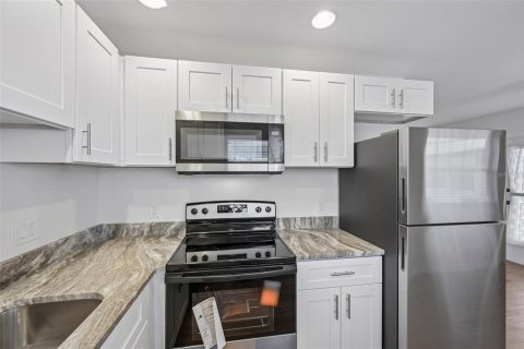 Condo in Sun City Center, Florida, 2 bedrooms № 2385777 - photo 13
