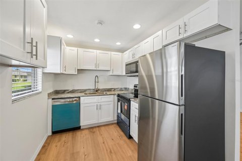 Condo in Sun City Center, Florida, 2 bedrooms № 2385777 - photo 11