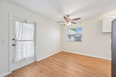 Condo in Sun City Center, Florida, 2 bedrooms № 2385777 - photo 8