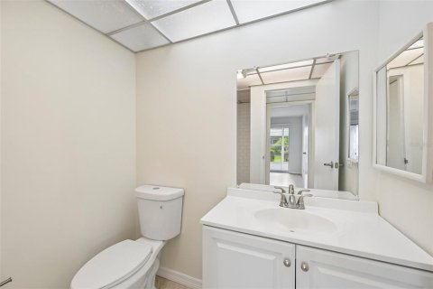 Condo in Sun City Center, Florida, 2 bedrooms № 2385777 - photo 18