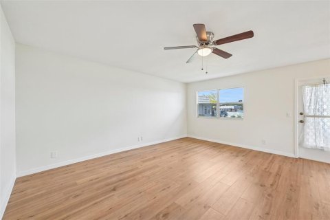 Condo in Sun City Center, Florida, 2 bedrooms № 2385777 - photo 4