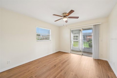 Condo in Sun City Center, Florida, 2 bedrooms № 2385777 - photo 14