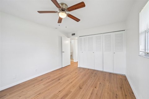 Condo in Sun City Center, Florida, 2 bedrooms № 2385777 - photo 16
