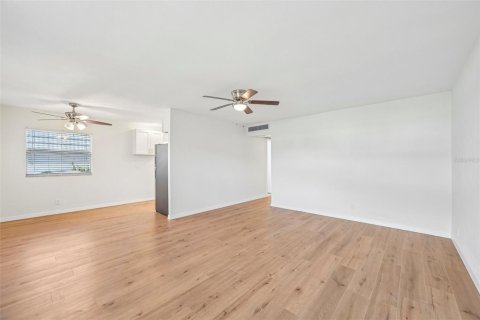 Condo in Sun City Center, Florida, 2 bedrooms № 2385777 - photo 7