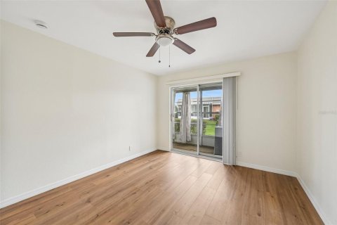 Condo in Sun City Center, Florida, 2 bedrooms № 2385777 - photo 23