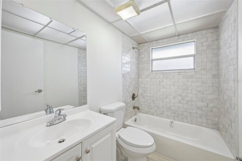 Condo in Sun City Center, Florida, 2 bedrooms № 2385777 - photo 24