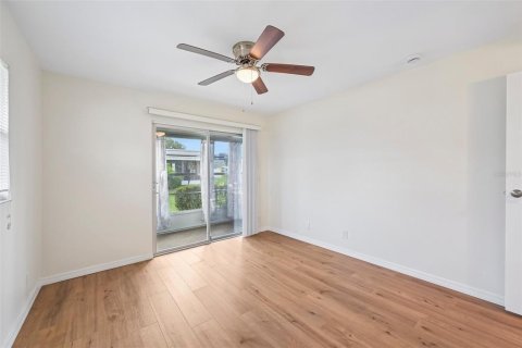 Condo in Sun City Center, Florida, 2 bedrooms № 2385777 - photo 17