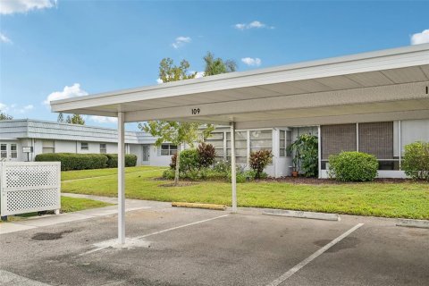 Condo in Sun City Center, Florida, 2 bedrooms № 2385777 - photo 28