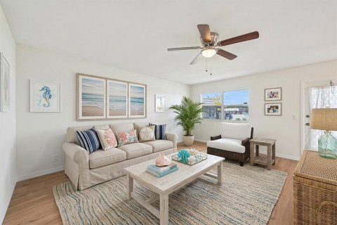 Condo in Sun City Center, Florida, 2 bedrooms № 2385777 - photo 5