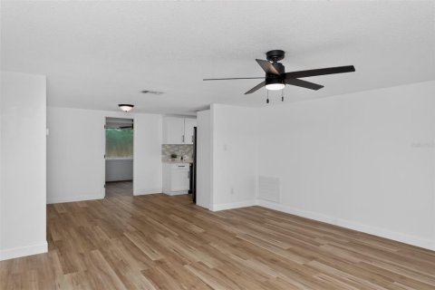 Villa ou maison à louer à Port Richey, Floride: 3 chambres, 119.29 m2 № 2389444 - photo 5